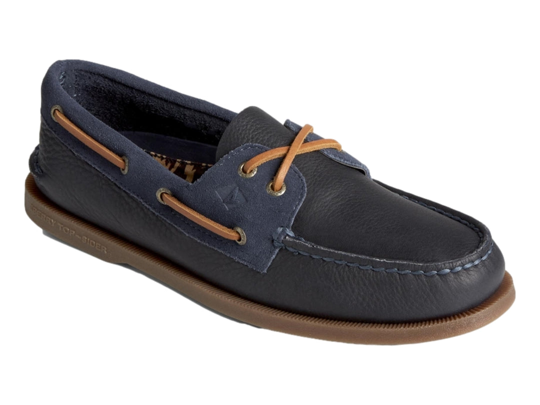 Zapato náutico Sperry color azul marino con detalles en gamuza y cordones cafés.