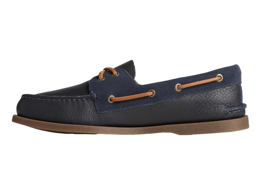 Zapato náutico Sperry color azul marino con detalles en gamuza y cordones cafés.