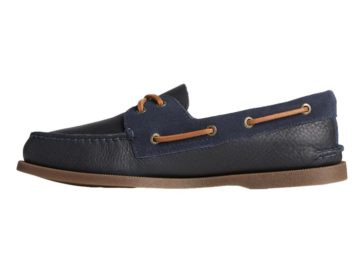 Zapato náutico Sperry color azul marino con detalles en gamuza y cordones cafés.