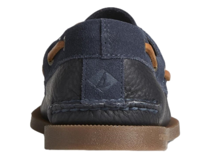Zapato náutico Sperry color azul marino con detalles en gamuza y cordones cafés.