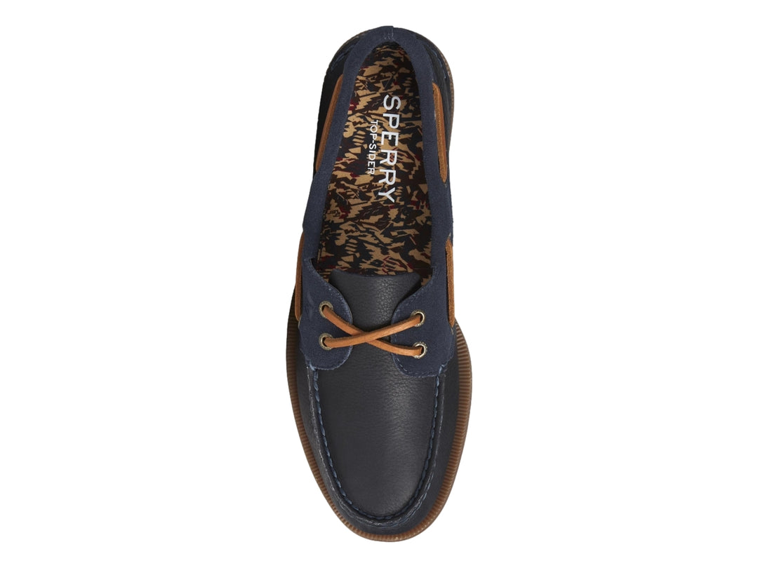 Zapato náutico Sperry color azul marino con detalles en gamuza y cordones cafés.