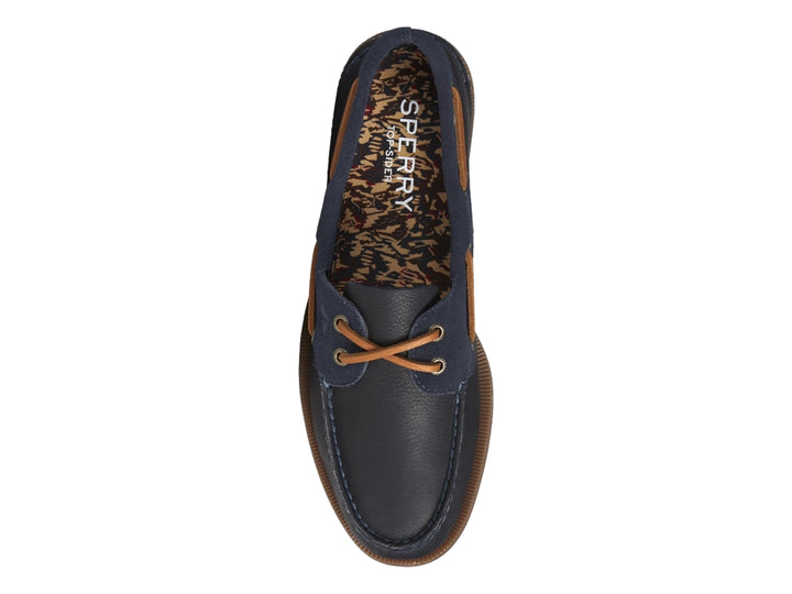 Zapato náutico Sperry color azul marino con detalles en gamuza y cordones cafés.