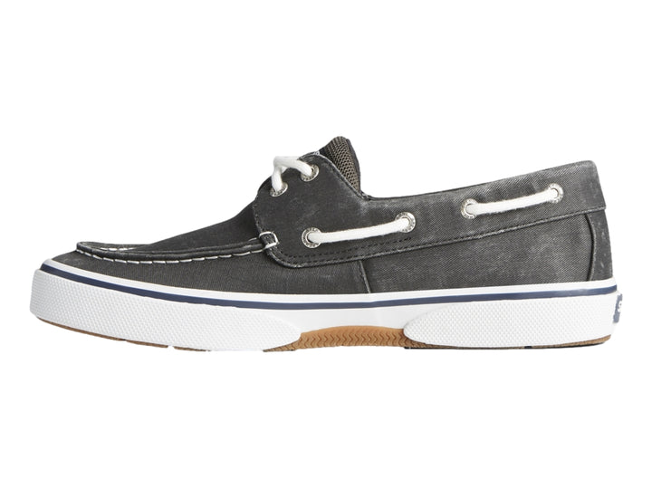 Zapato náutico Sperry de color negro lavado con suela blanca y agujetas blancas.
