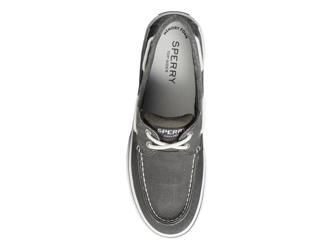 Zapato náutico Sperry de color negro lavado con suela blanca y agujetas blancas.