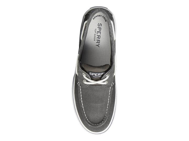 Zapato náutico Sperry de color negro lavado con suela blanca y agujetas blancas.