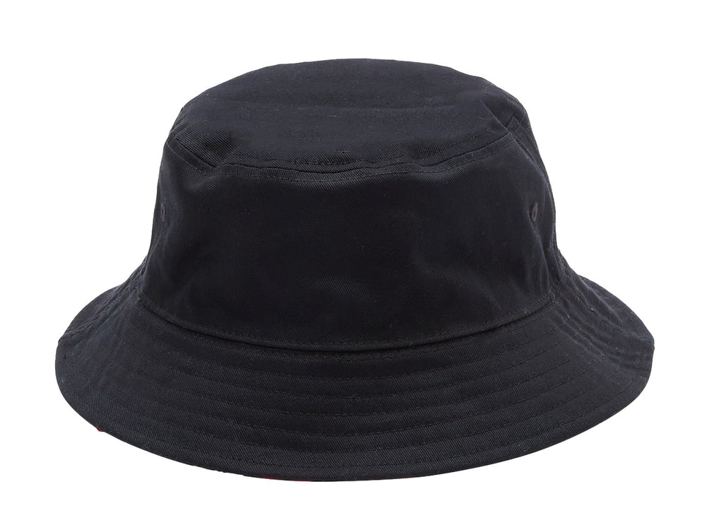 Sombrero tipo bucket negro de DC Shoes con parches frontales de DC y Marvel.