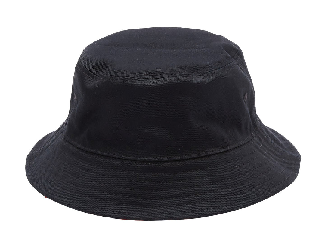 Sombrero tipo bucket negro de DC Shoes con parches frontales de DC y Marvel.