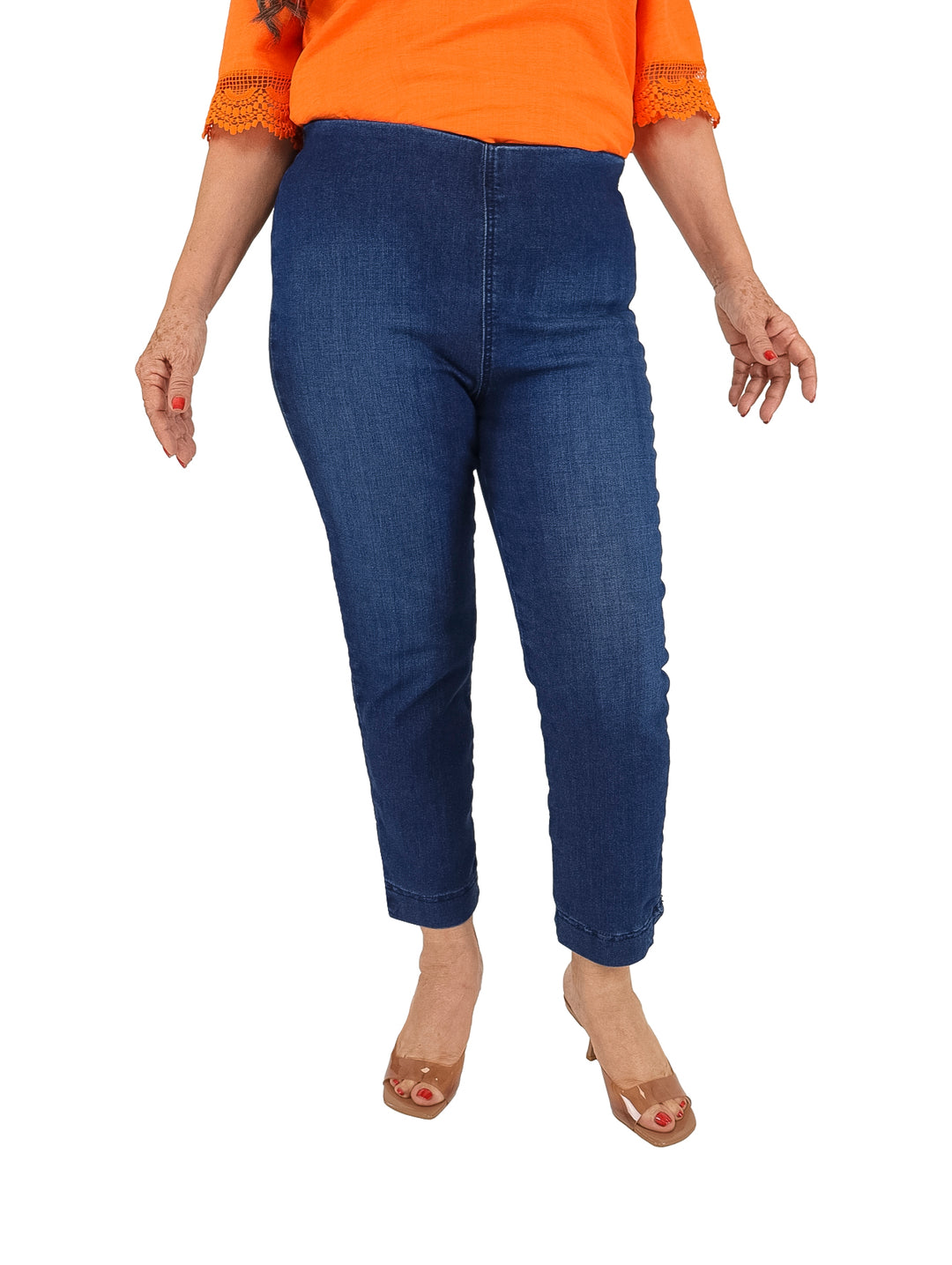 Mujer vistiendo pantalones capri de mezclilla color azul oscuro con efecto deslavado.
