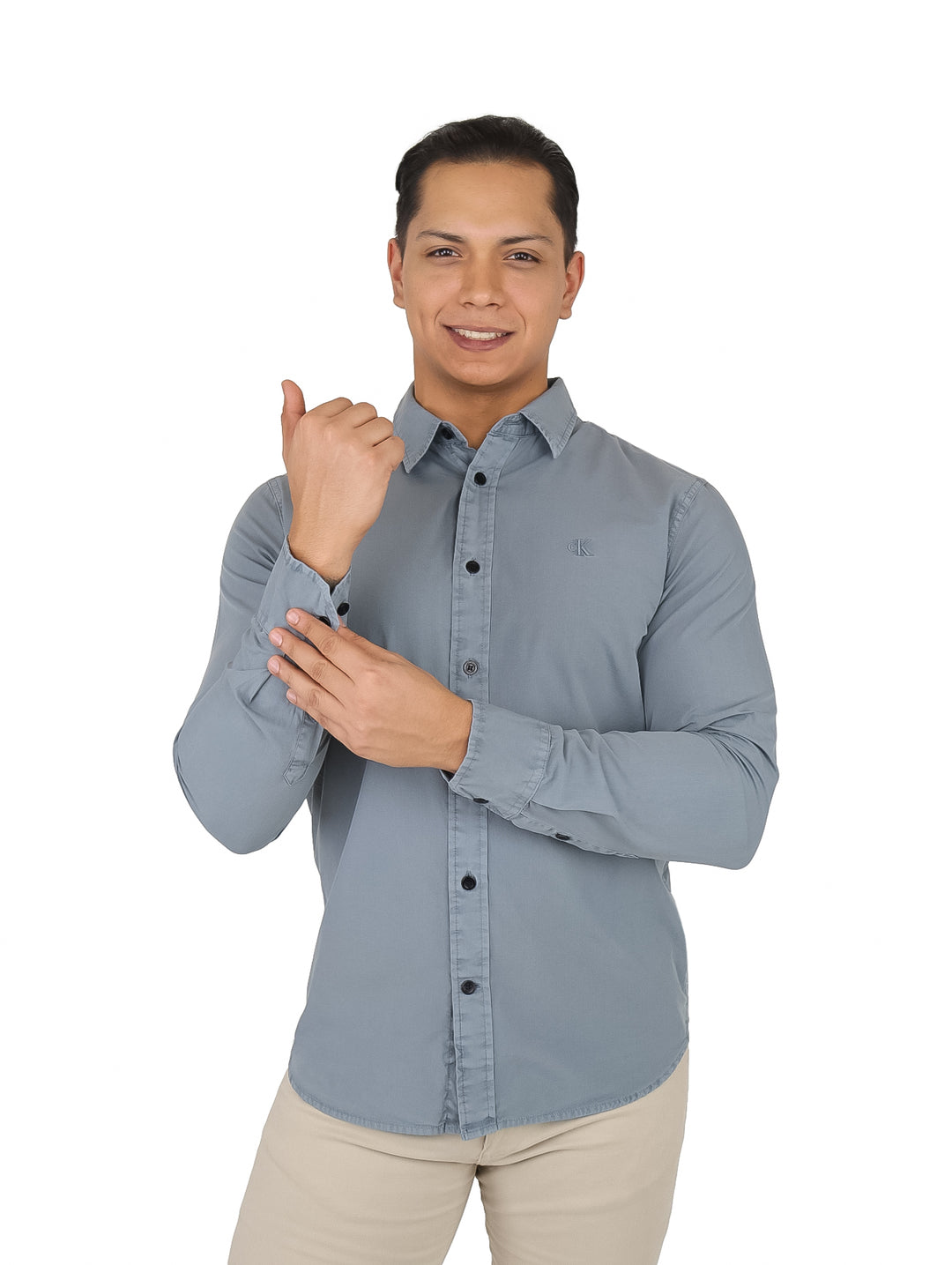 Hombre vistiendo una camisa de popelina color gris de manga larga de Calvin Klein.