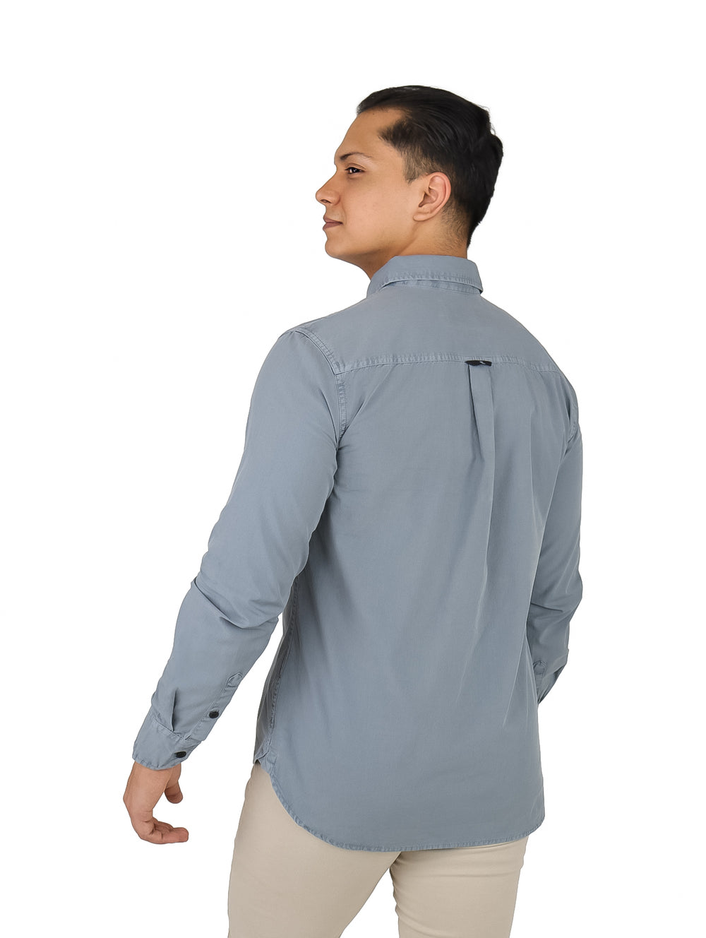 Hombre vistiendo una camisa de popelina color gris de manga larga de Calvin Klein.