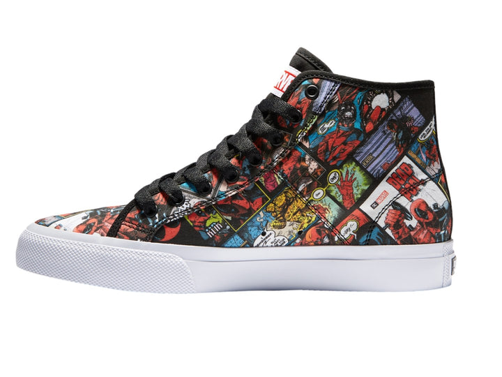 Tenis DC Shoes de corte alto con estampado multicolor de cómics y suela blanca.