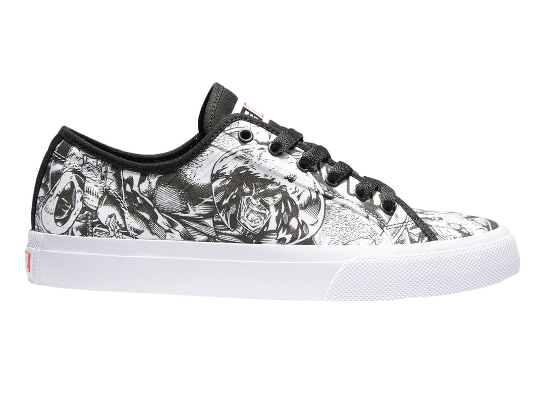 Tenis DC Shoes blancos y negros con estampado de manga en el cuerpo y suela blanca.