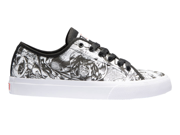 Tenis DC Shoes blancos y negros con estampado de manga en el cuerpo y suela blanca.