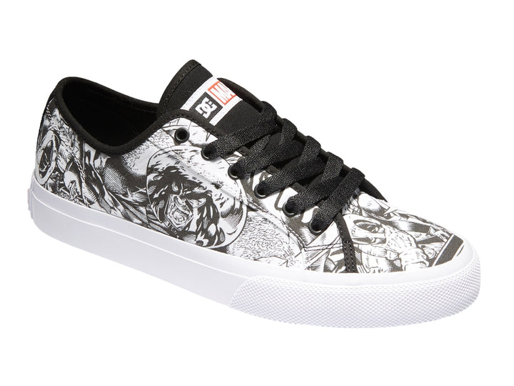 Tenis DC Shoes blancos y negros con estampado de manga en el cuerpo y suela blanca.