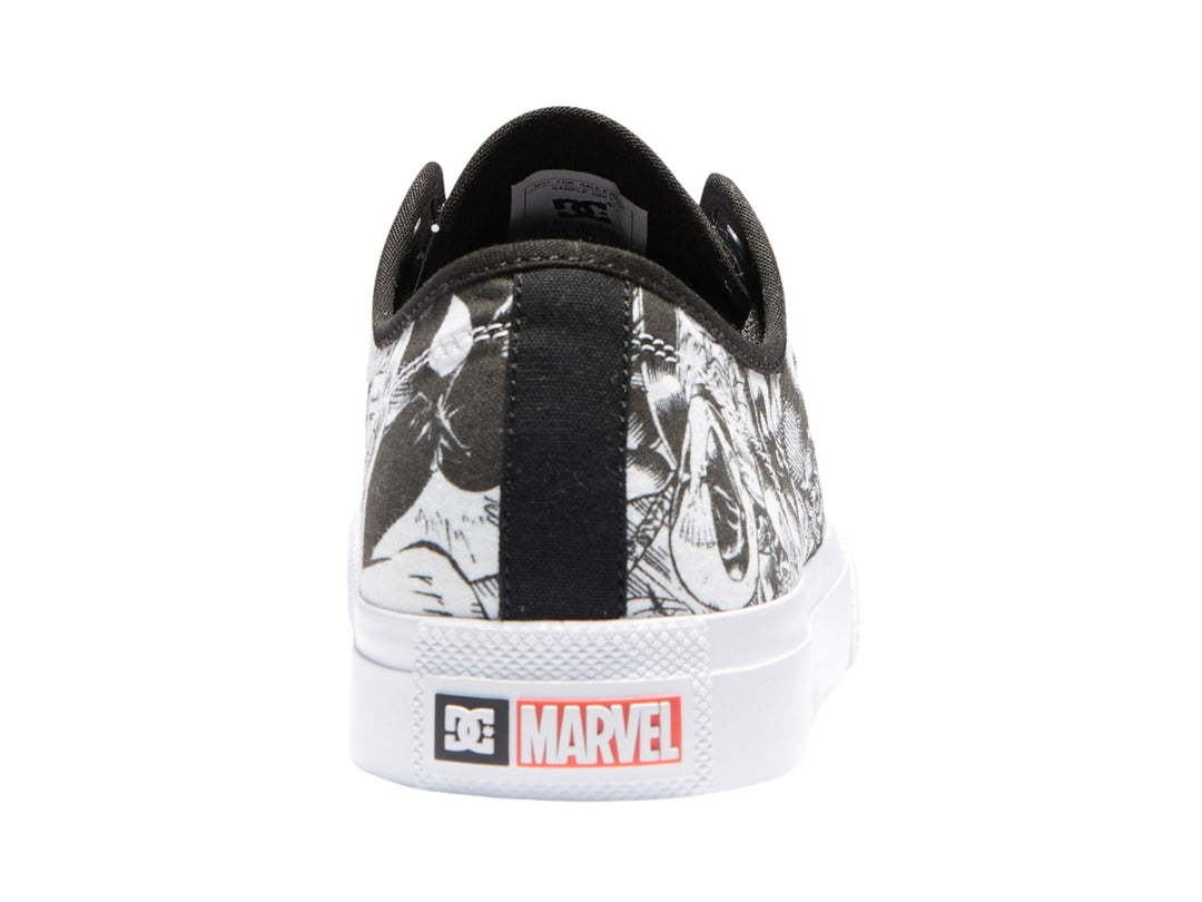 Tenis DC Shoes blancos y negros con estampado de manga en el cuerpo y suela blanca.