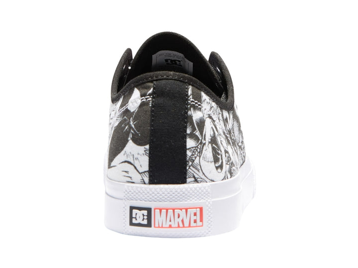 Tenis DC Shoes blancos y negros con estampado de manga en el cuerpo y suela blanca.
