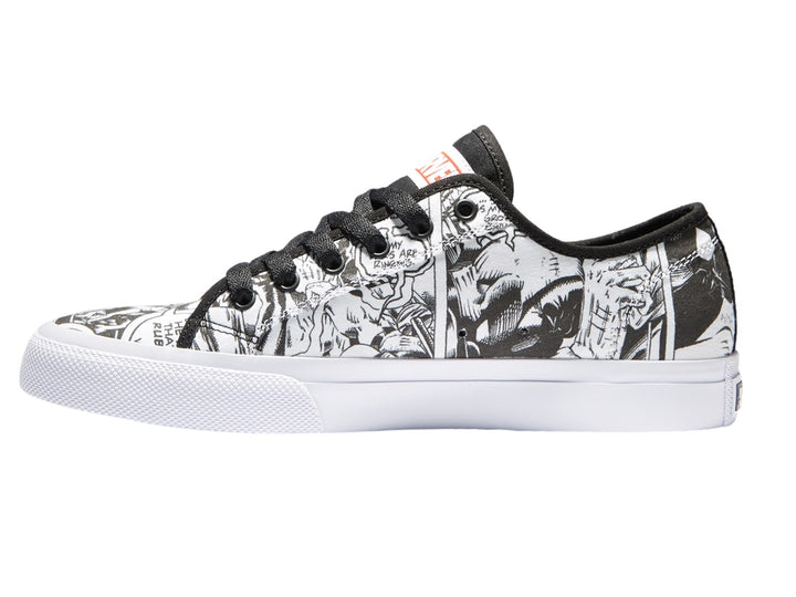 Tenis DC Shoes blancos y negros con estampado de manga en el cuerpo y suela blanca.