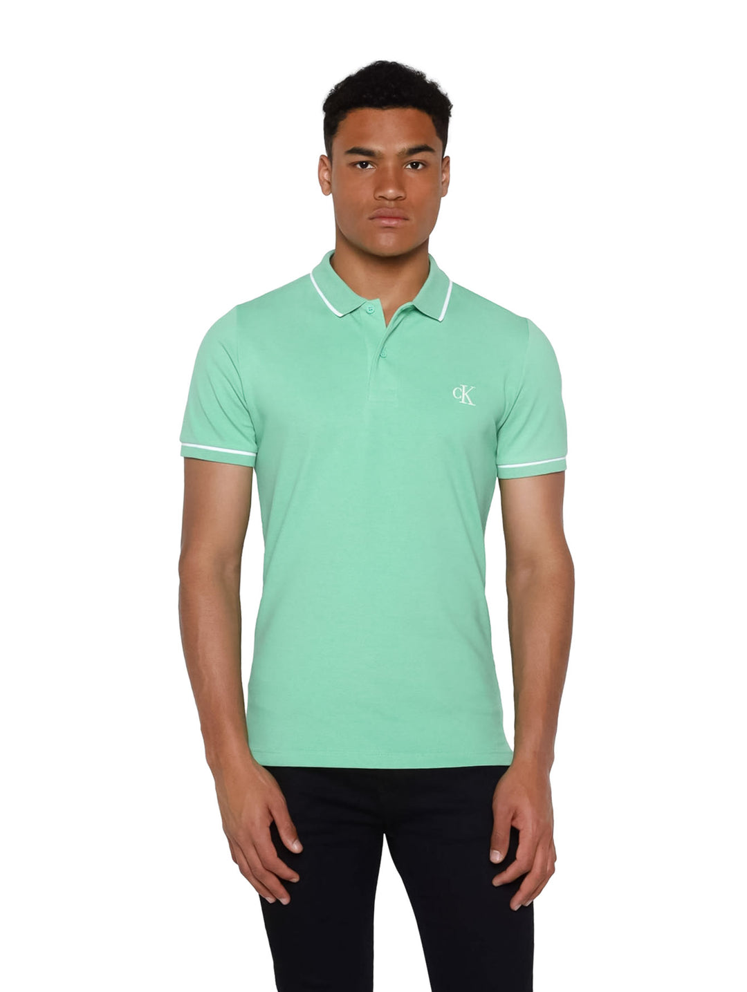 Hombre vistiendo una playera polo Calvin Klein de color verde con detalles blancos en cuello y mangas.