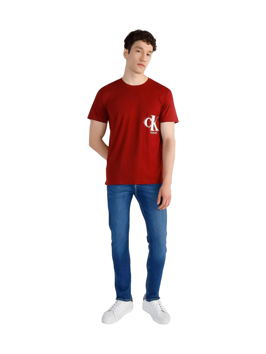 Hombre con camiseta marrón de manga corta Calvin Klein y pantalones vaqueros azules.