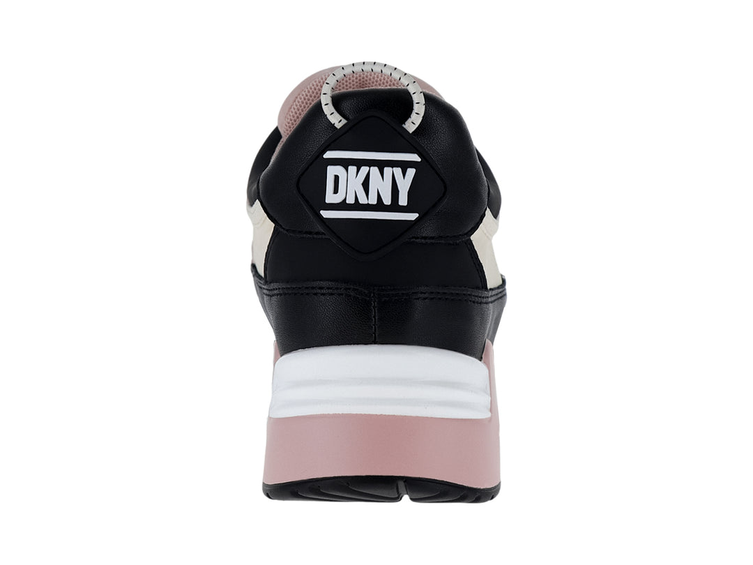Tenis deportivos DKNY en colores beige, negro y rosa palo con suela blanca y cinta decorativa.