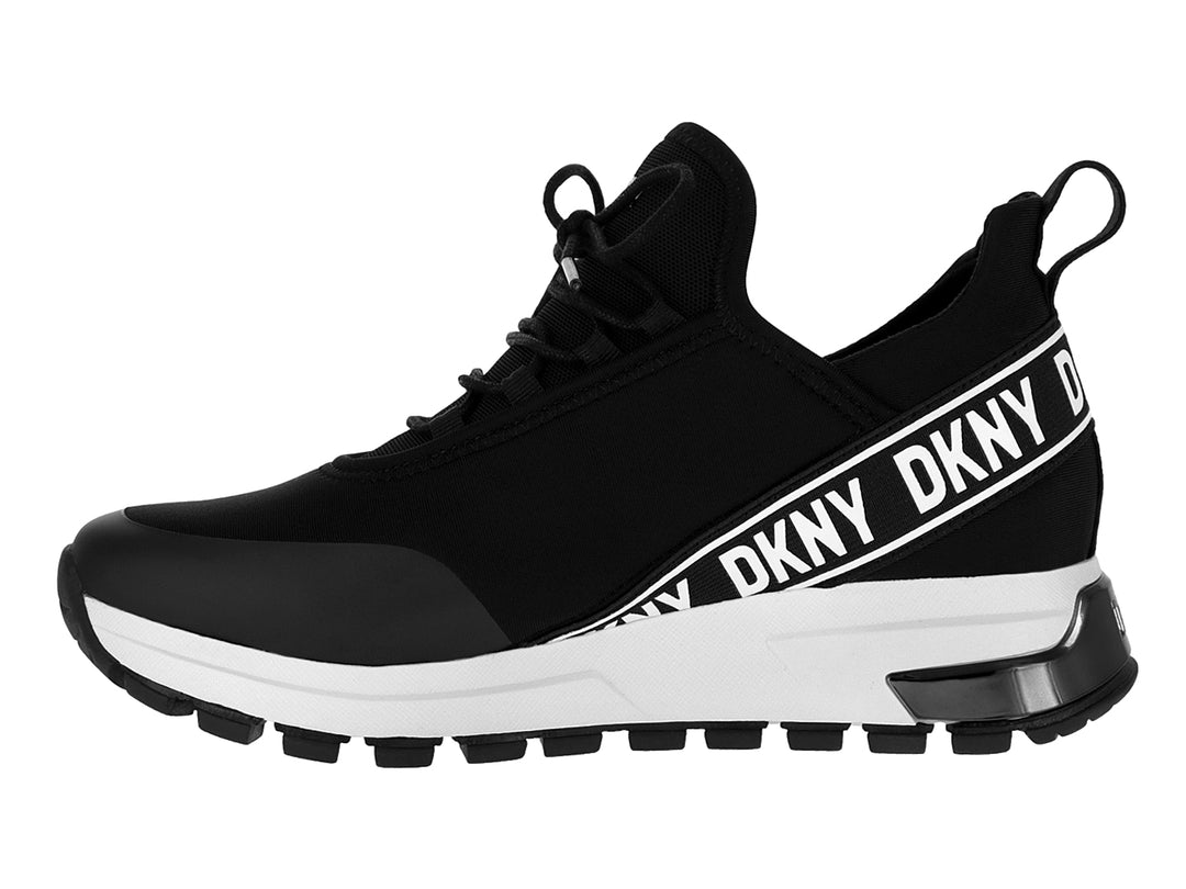 Tenis deportivos DKNY en color negro con detalles y suela blanca, diseño moderno y minimalista.