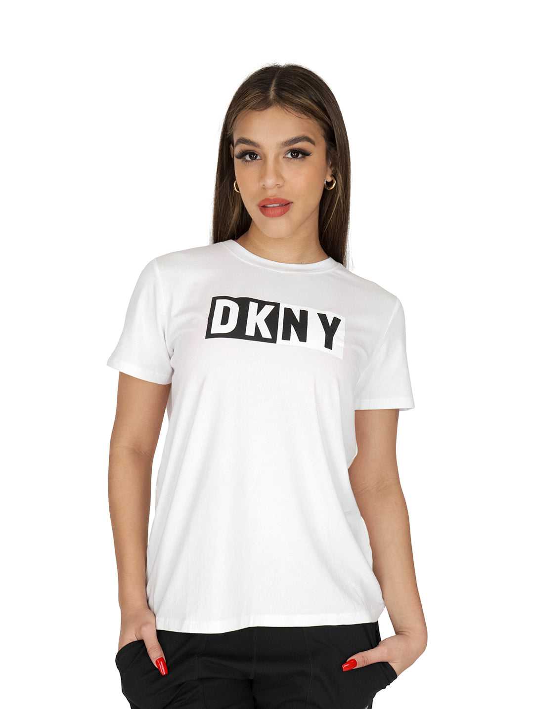 Mujer vistiendo una camiseta blanca de manga corta con el logotipo de DKNY en el pecho.
