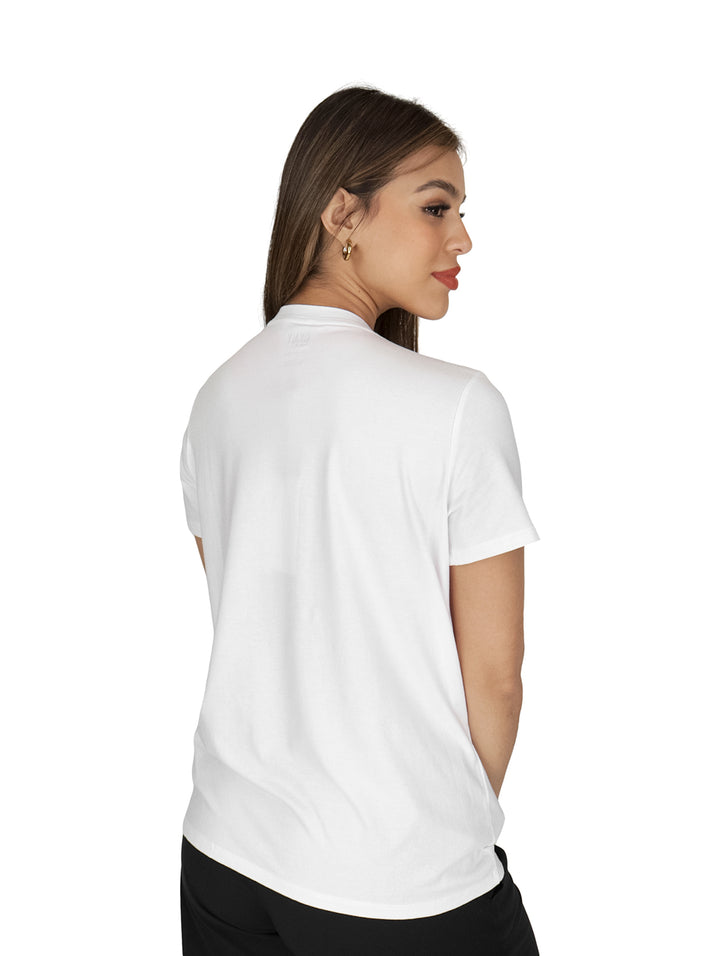 Mujer vistiendo una camiseta blanca de manga corta con el logotipo de DKNY en el pecho.