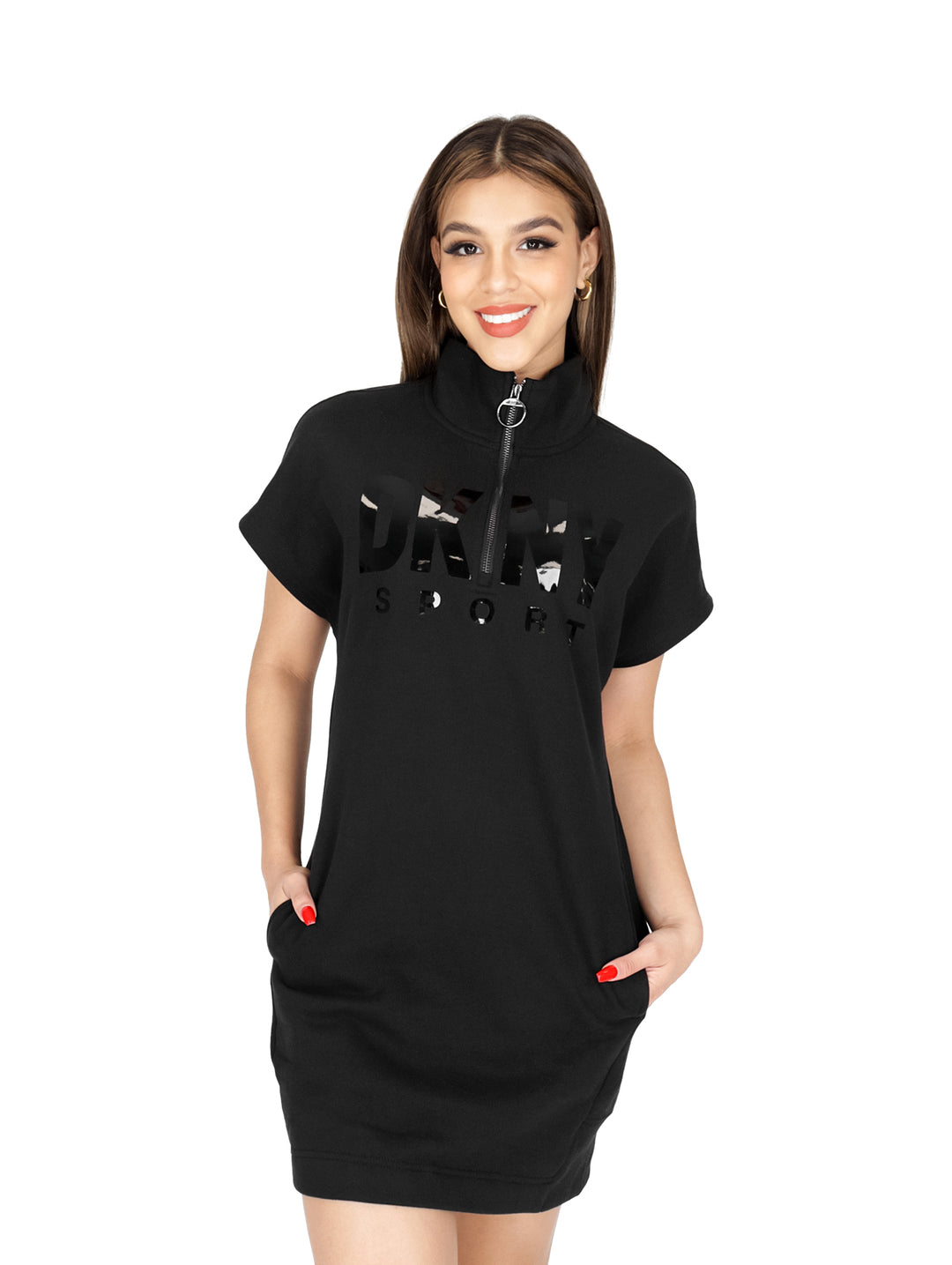 Mujer vistiendo un vestido corto negro de DKNY con media cremallera y logo frontal.