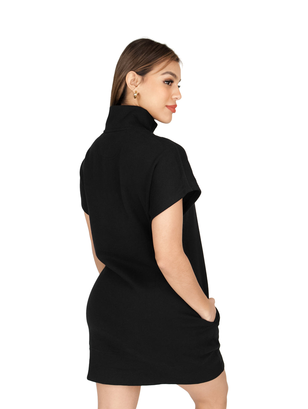 Mujer vistiendo un vestido corto negro de DKNY con media cremallera y logo frontal.