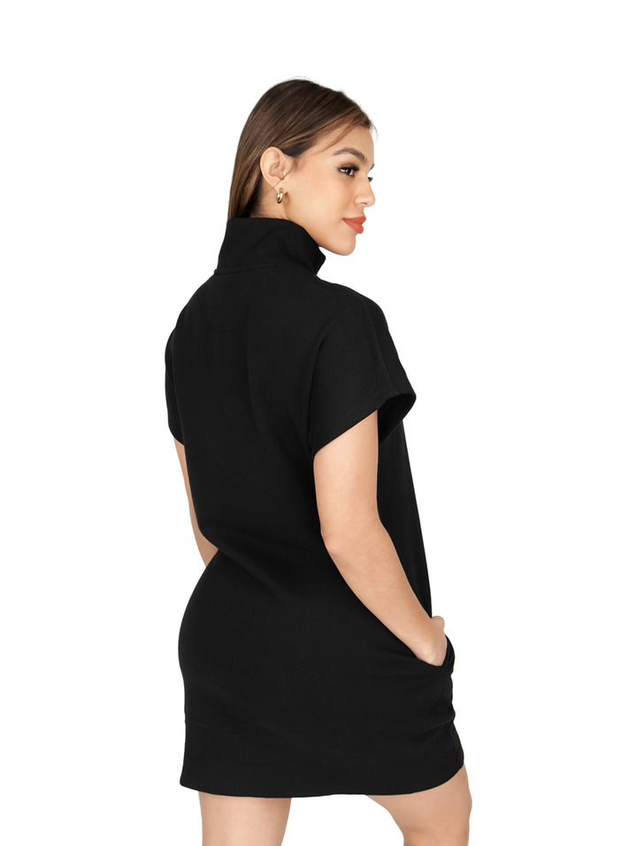 Mujer vistiendo un vestido corto negro de DKNY con media cremallera y logo frontal.