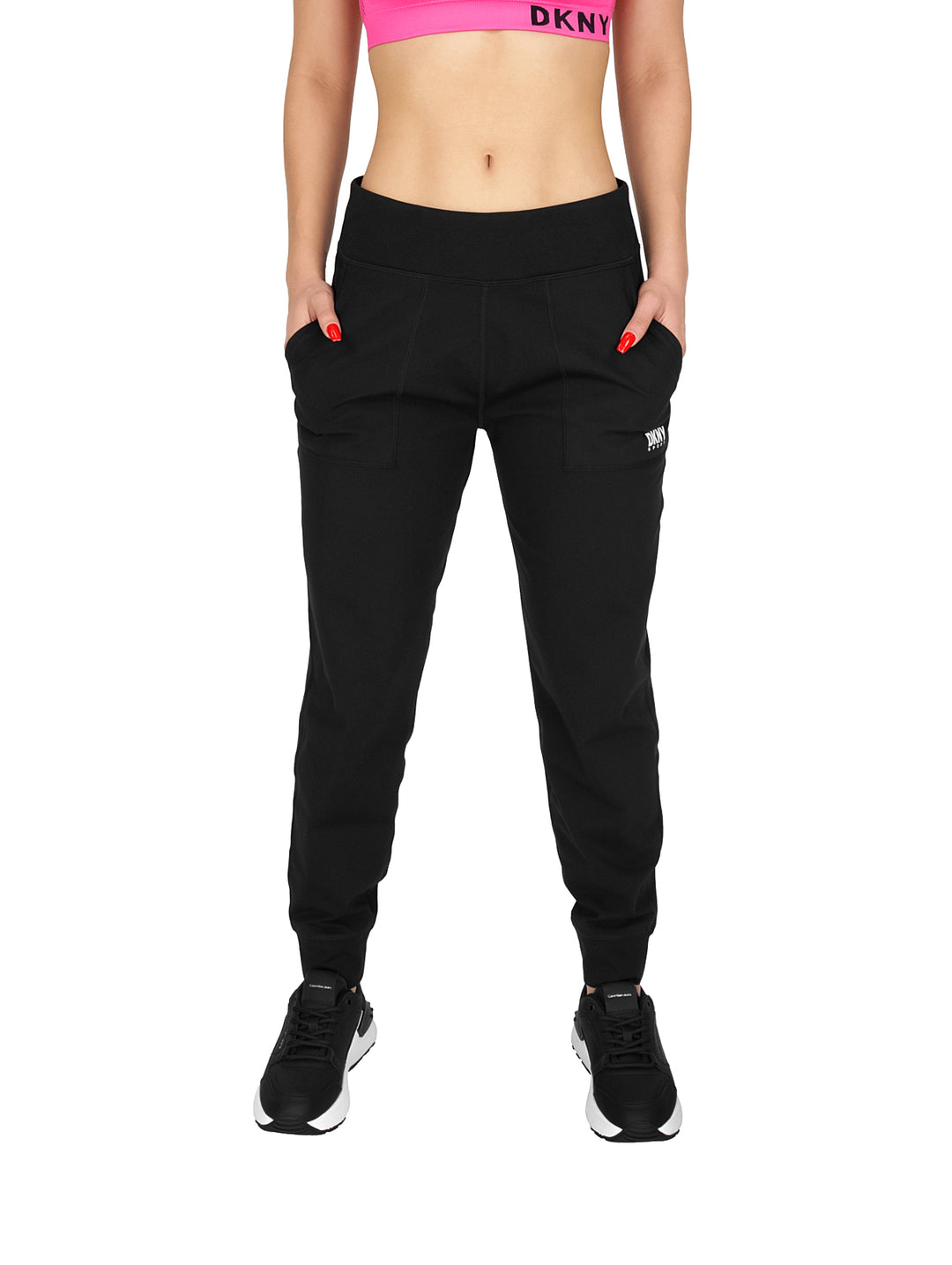 Pantalones deportivos joggers negros de cintura alta con bolsillos laterales.