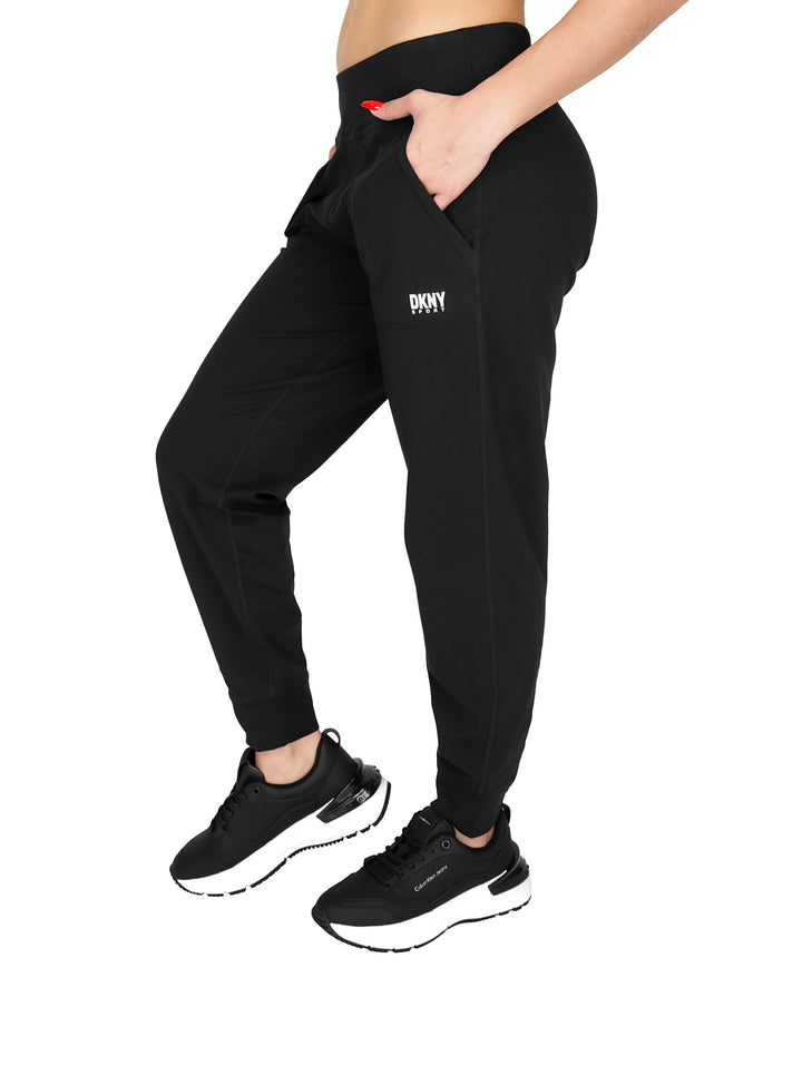 Pantalones deportivos joggers negros de cintura alta con bolsillos laterales.