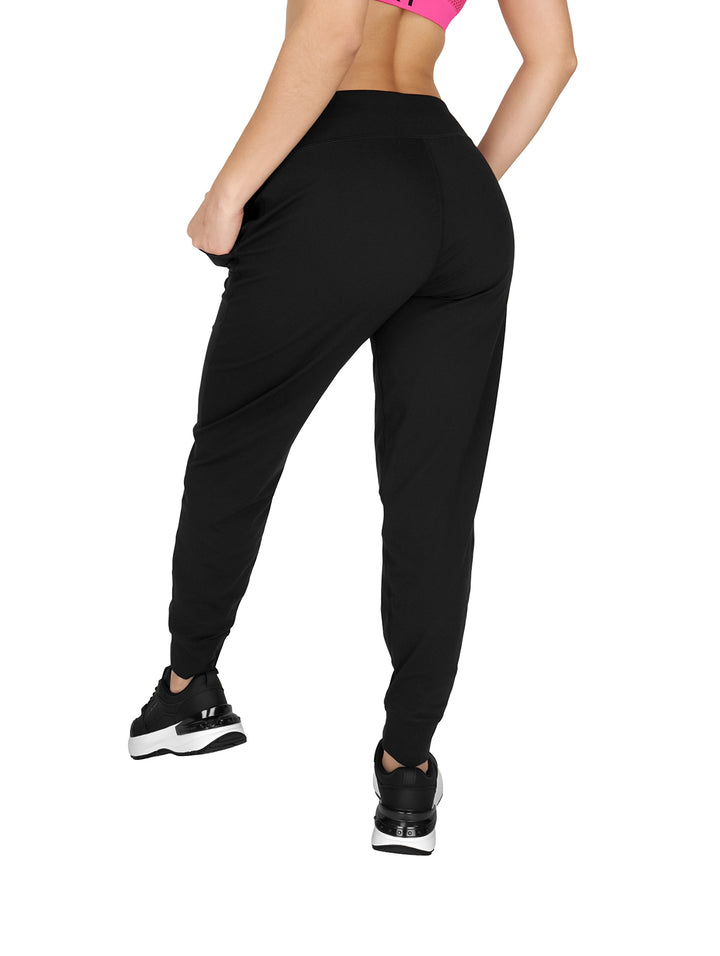 Pantalones deportivos joggers negros de cintura alta con bolsillos laterales.