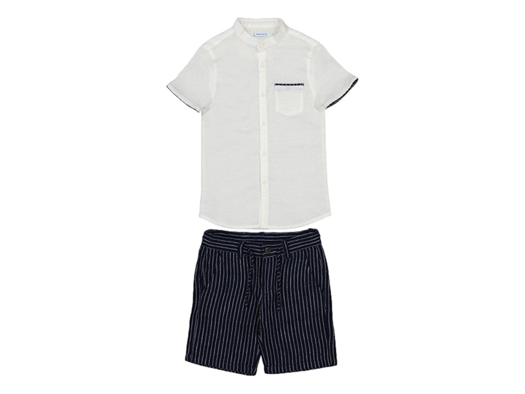 Conjunto infantil de camisa blanca de manga corta y short azul marino con rayas verticales.