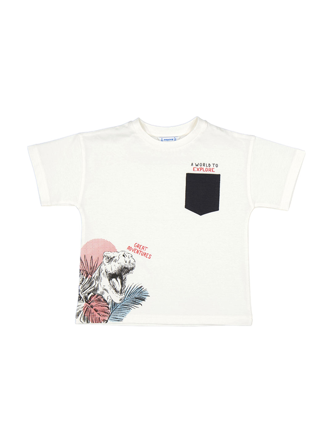 Camiseta color nata para niño con bolsillo negro en el pecho y estampado de dinosaurio en la parte inferior.