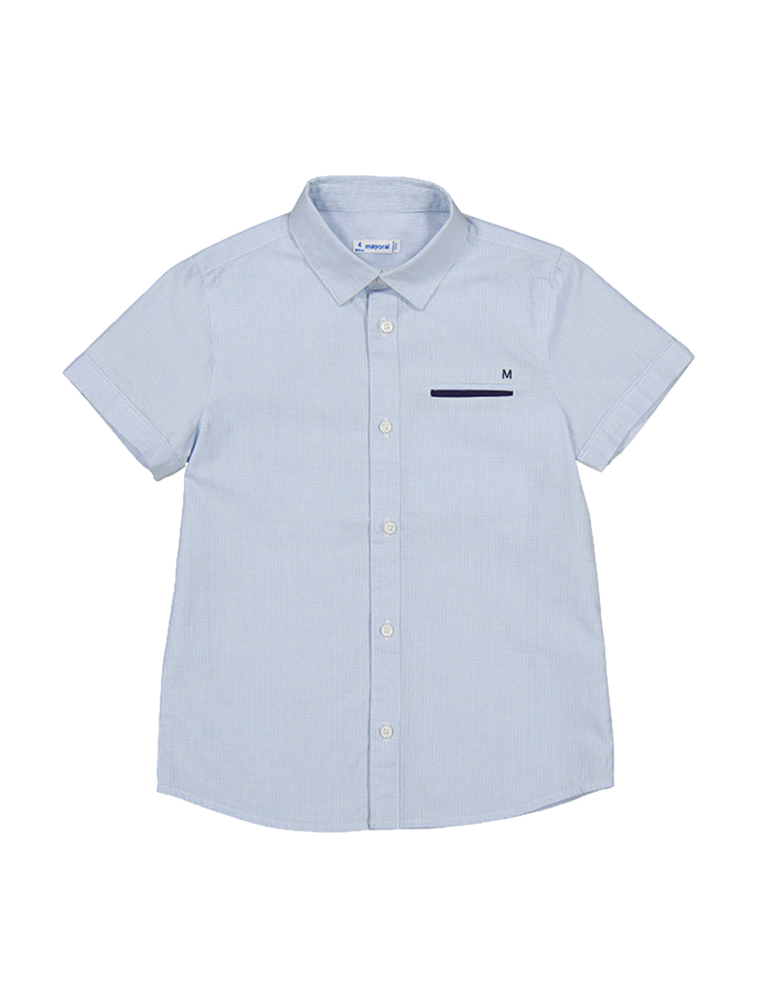 Camisa de manga corta color azul cielo para niño con botones y detalle decorativo en el pecho.