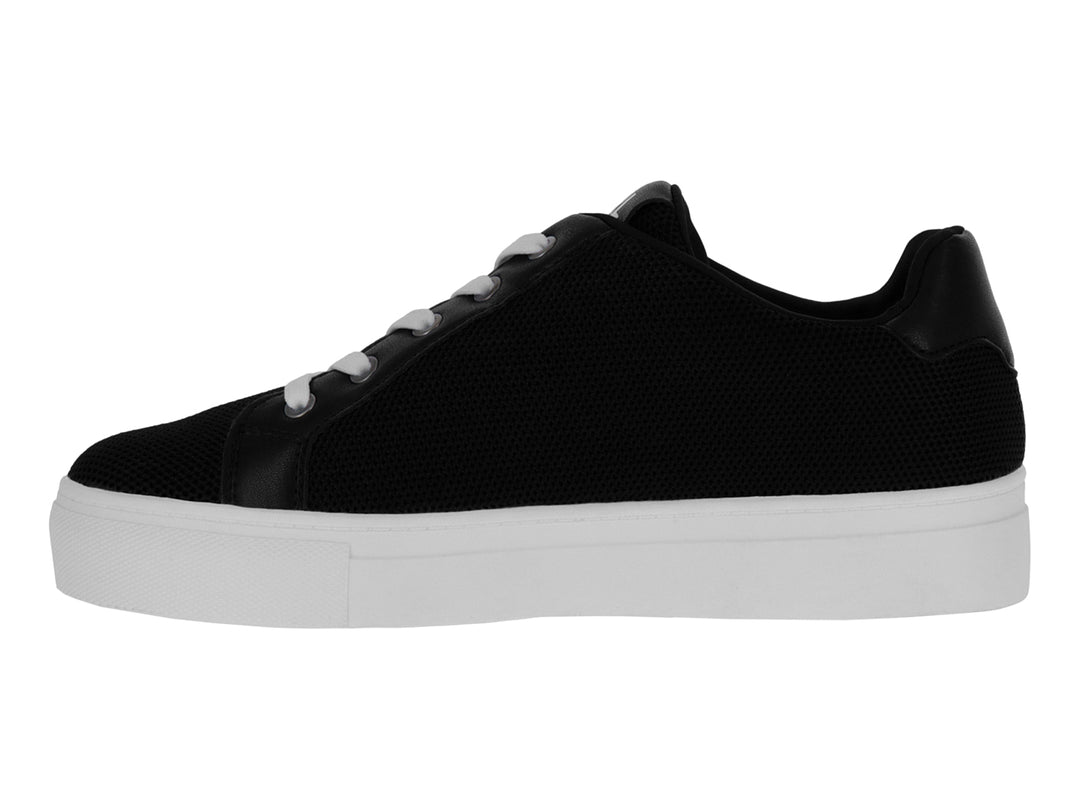 Tenis negros Karl Lagerfeld con suela blanca y letras coloridas en pedrería.