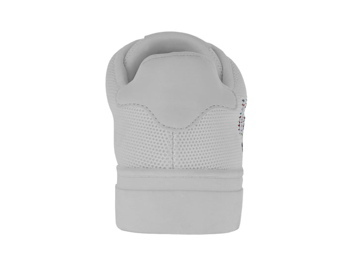 Tenis blancos de Karl Lagerfeld con el nombre de la marca decorado con cristales coloridos en el lateral.
