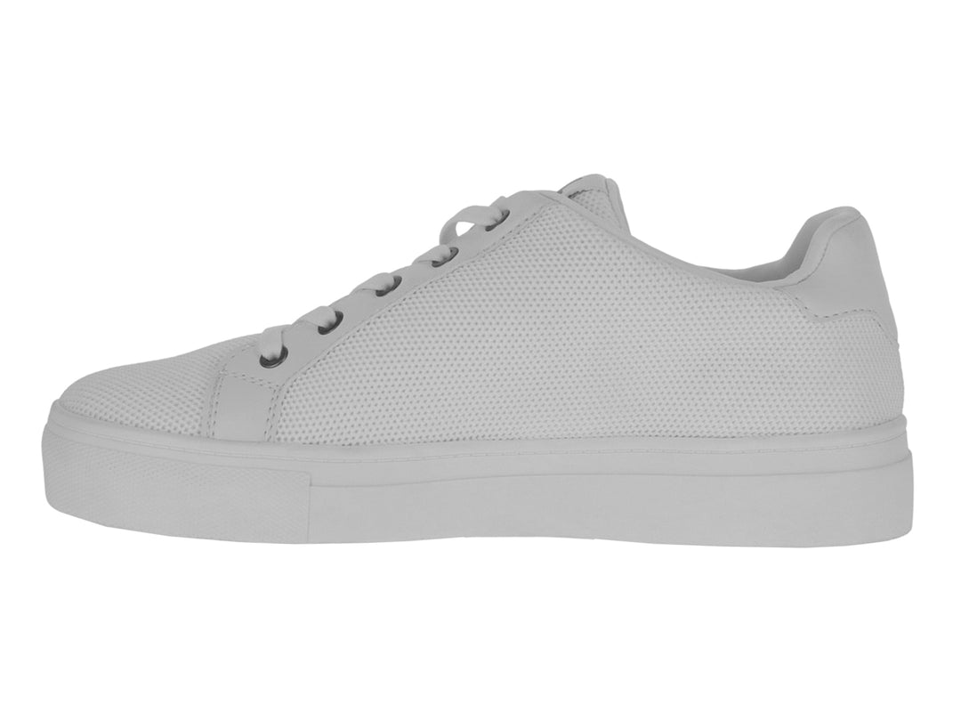 Tenis blancos de Karl Lagerfeld con el nombre de la marca decorado con cristales coloridos en el lateral.