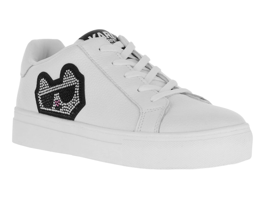 Tenis blancos de corte bajo con un diseño decorativo negro brillante en el lateral.