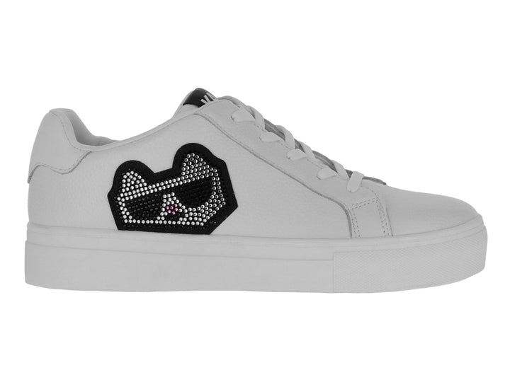 Tenis blancos de corte bajo con un diseño decorativo negro brillante en el lateral.