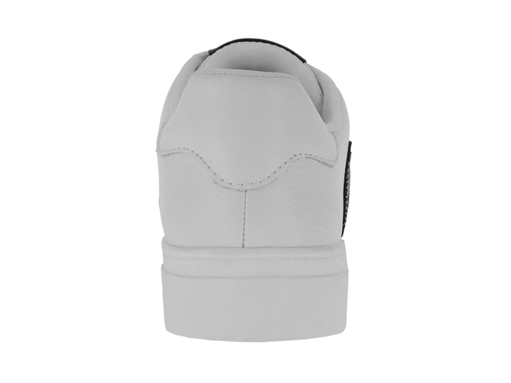 Tenis blancos de corte bajo con un diseño decorativo negro brillante en el lateral.