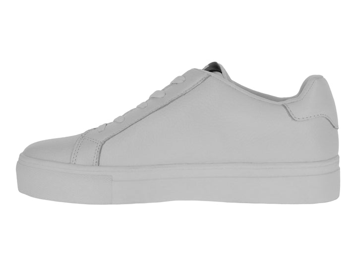 Tenis blancos de corte bajo con un diseño decorativo negro brillante en el lateral.