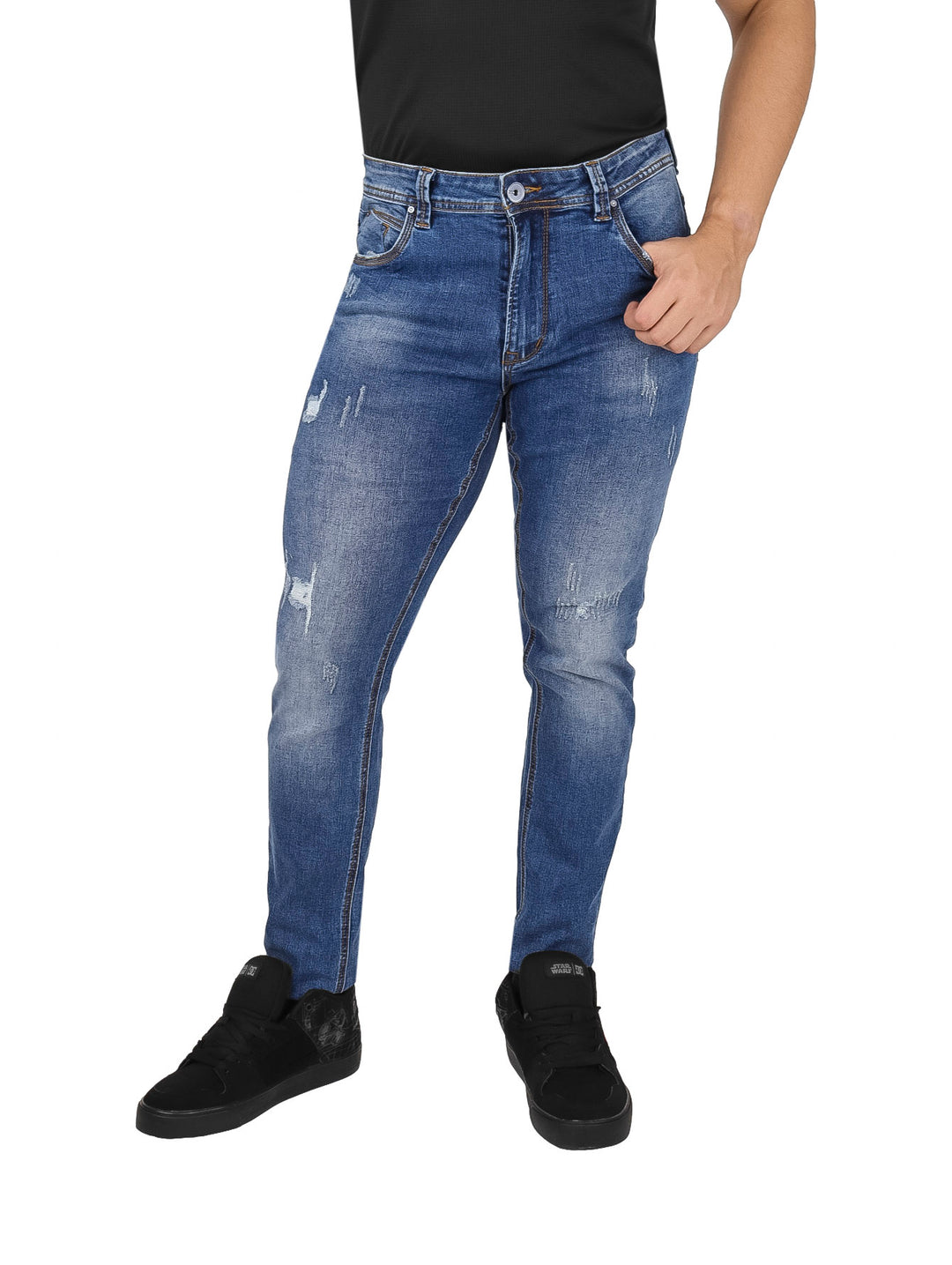 Hombre usando pantalones jeans color azul con efecto de desgaste y destrucción.
