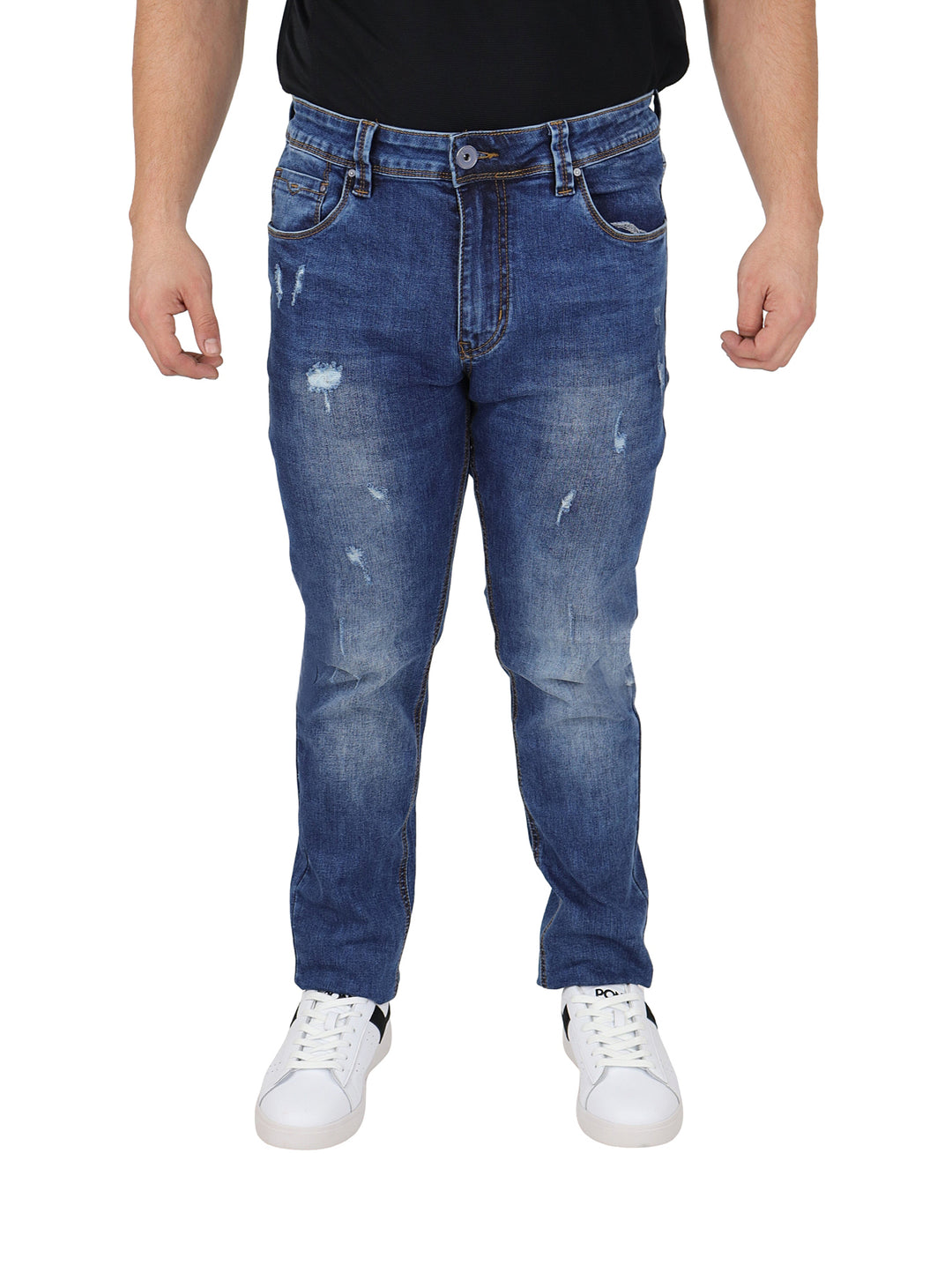 Hombre vistiendo pantalones jeans azul con efecto stone wash y detalles de destrucción.