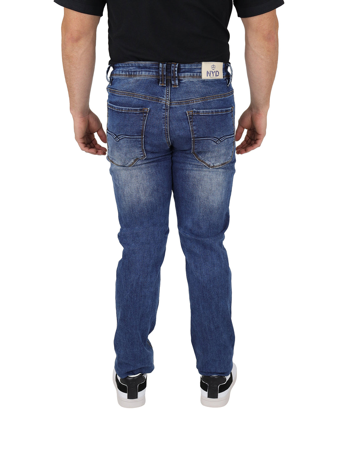 Hombre vistiendo pantalones jeans azul con efecto stone wash y detalles de destrucción.