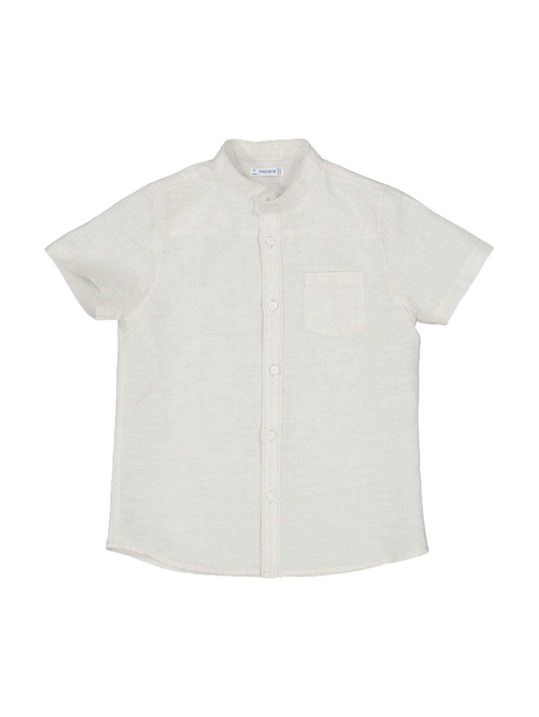 Camisa blanca de manga corta con cuello mao y bolsillo frontal para niño.