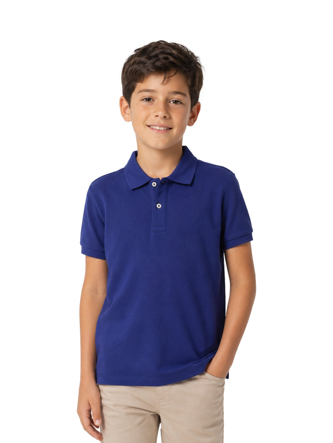 Niño vistiendo una playera polo color azul Persia y pantalones beige.