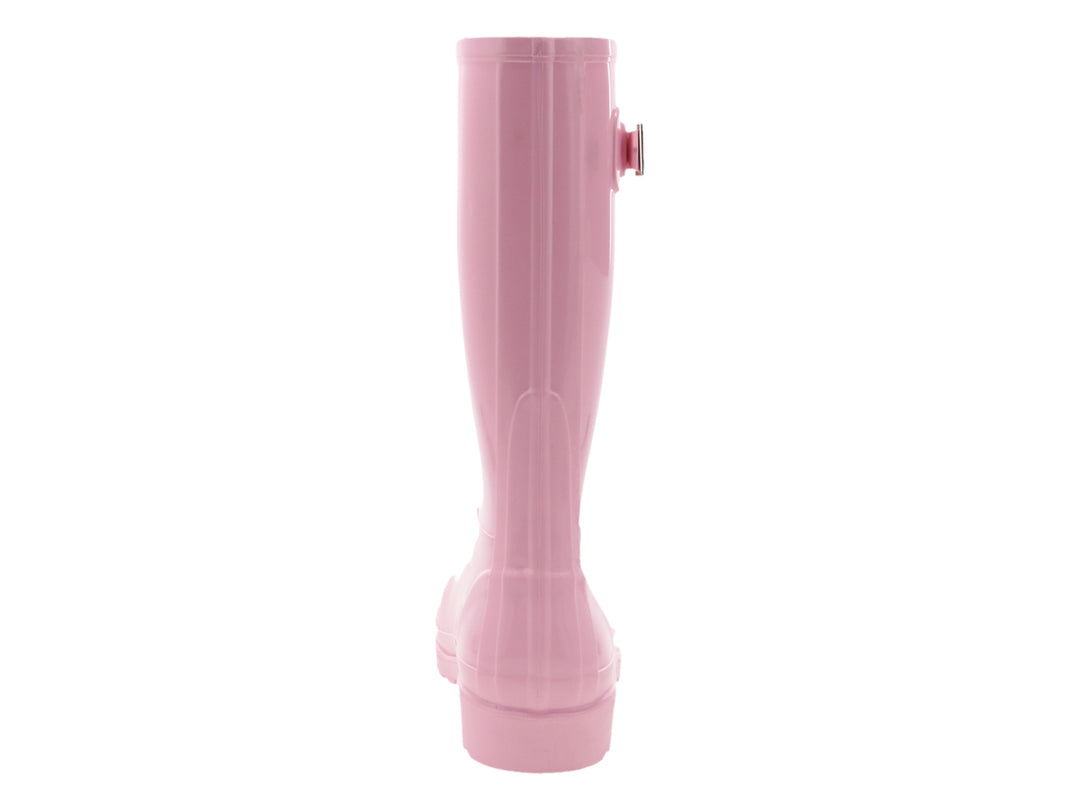 Bota de lluvia color rosa brillante con hebilla plateada en la parte superior y suela antideslizante.