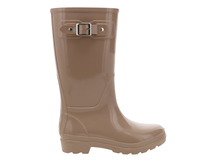 Bota de lluvia color beige brillante con un detalle de hebilla plateada en la parte superior.